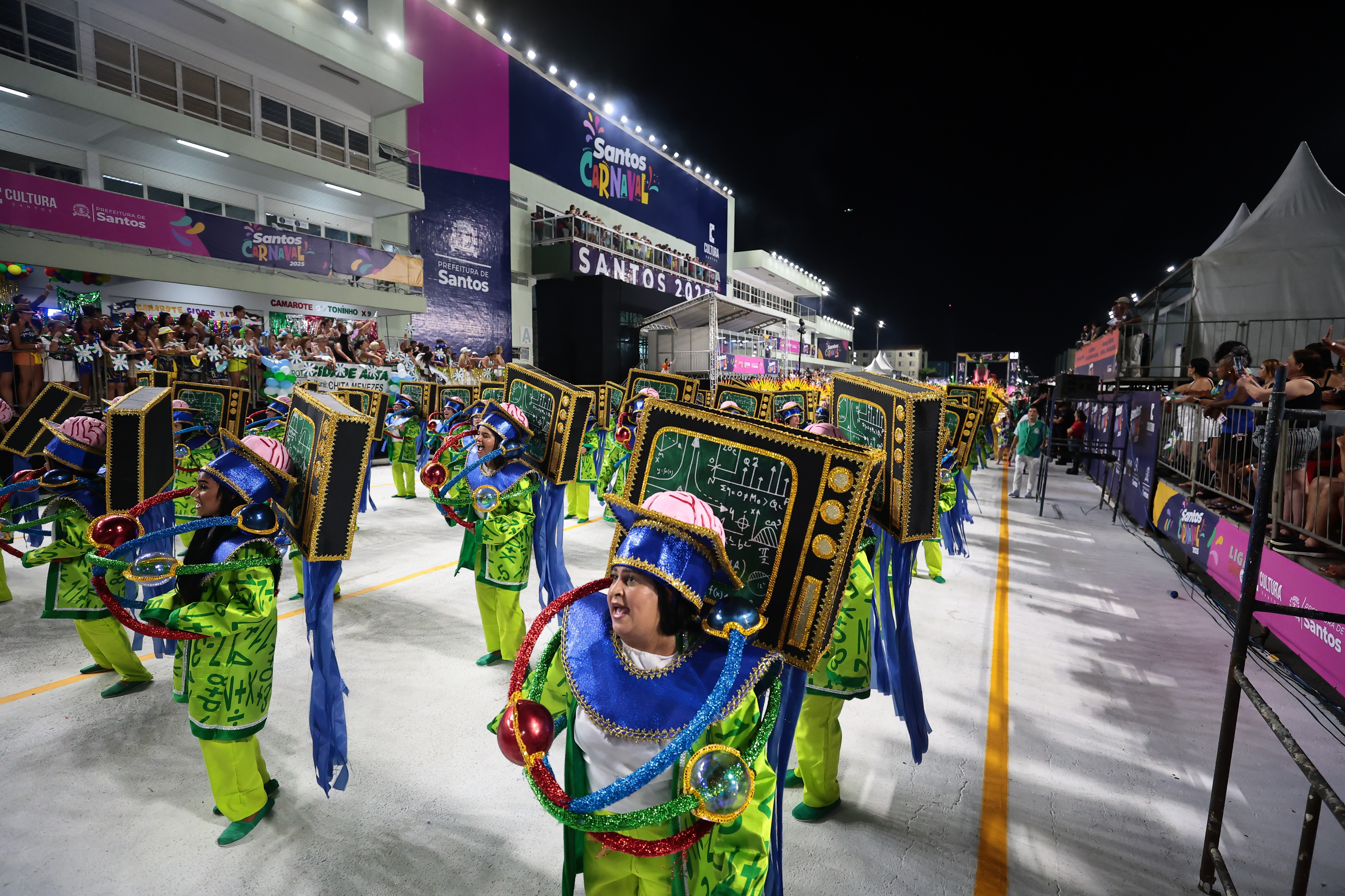 Ingressos para desfiles de escolas de samba de Santos começam a ser vendidos nesta quinta-feira