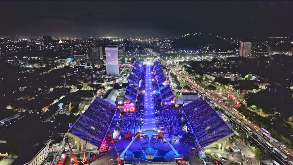 Vista do Sambódromo da Marquês de Sapucaí a partir da Apoteose neste domingo (15) — Foto: Reprodução/TV Globo