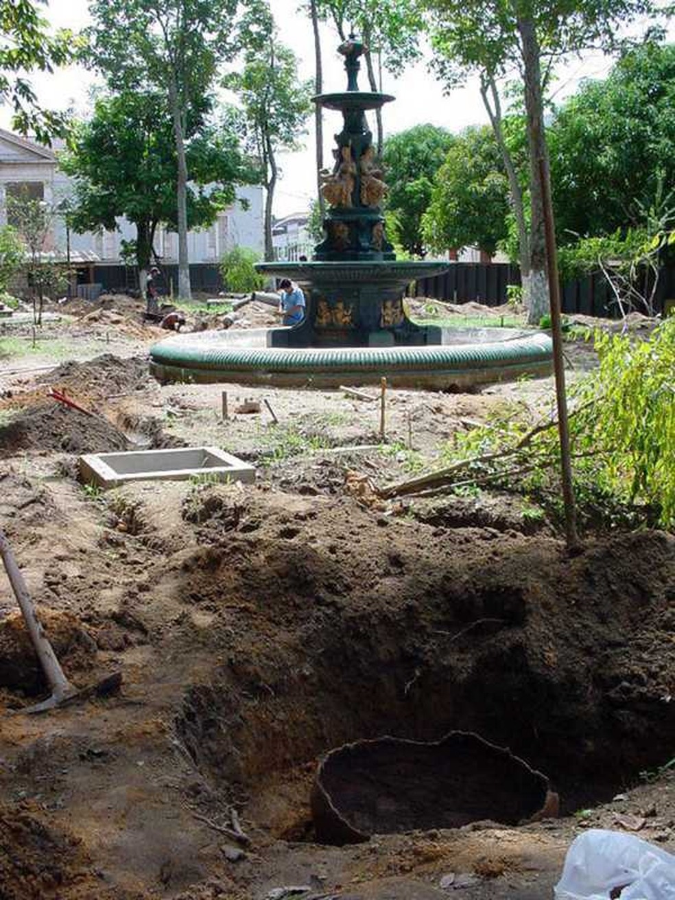 Escavação realizada para a retirada das urnas — Foto: Keyce Jhones