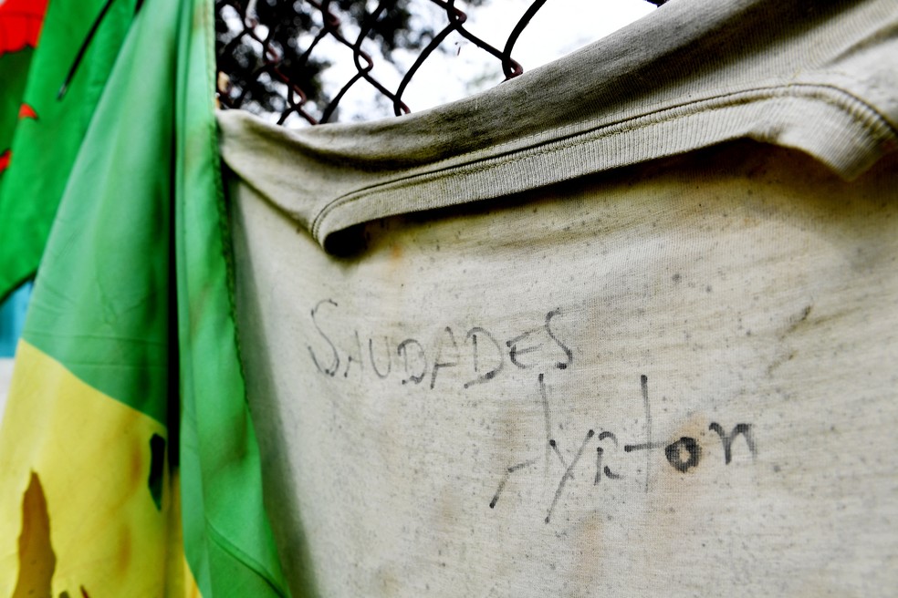 Camiseta onde se lê "Saudades Ayrton" é colocada em alambrado na pista de Imola — Foto: Jennifer Lorenzini/Reuters