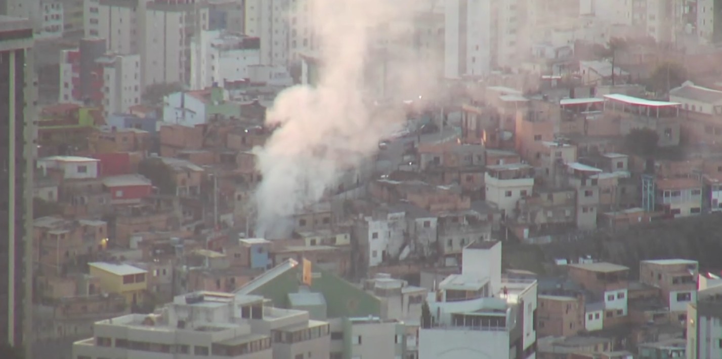 Bombeiros combatem incêndio em barracões no Morro do Papagaio, em BH