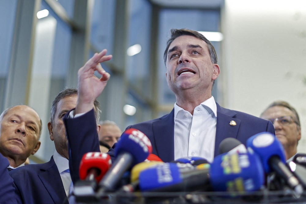 Valdemar Costa Neto nega prazo de 15 dias para analisar candidatura de Flávio Bolsonaro