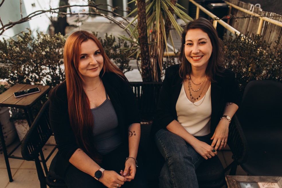 Ana Bolassa, à esquerda, e Laura Marise produzem conteúdo sobre ciência e combatem a desinformação. — Foto: Divulgação/Nunca Vi Um Cientista
