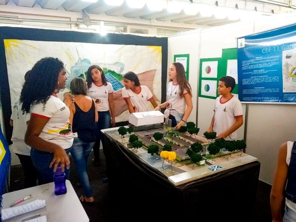 Alunos do CEF 11 do Gama apresentam o projeto de Energia Solar Fotovoltaica na feira de ciências com maquetes, no DF — Foto: Agência Brasília/Reprodução