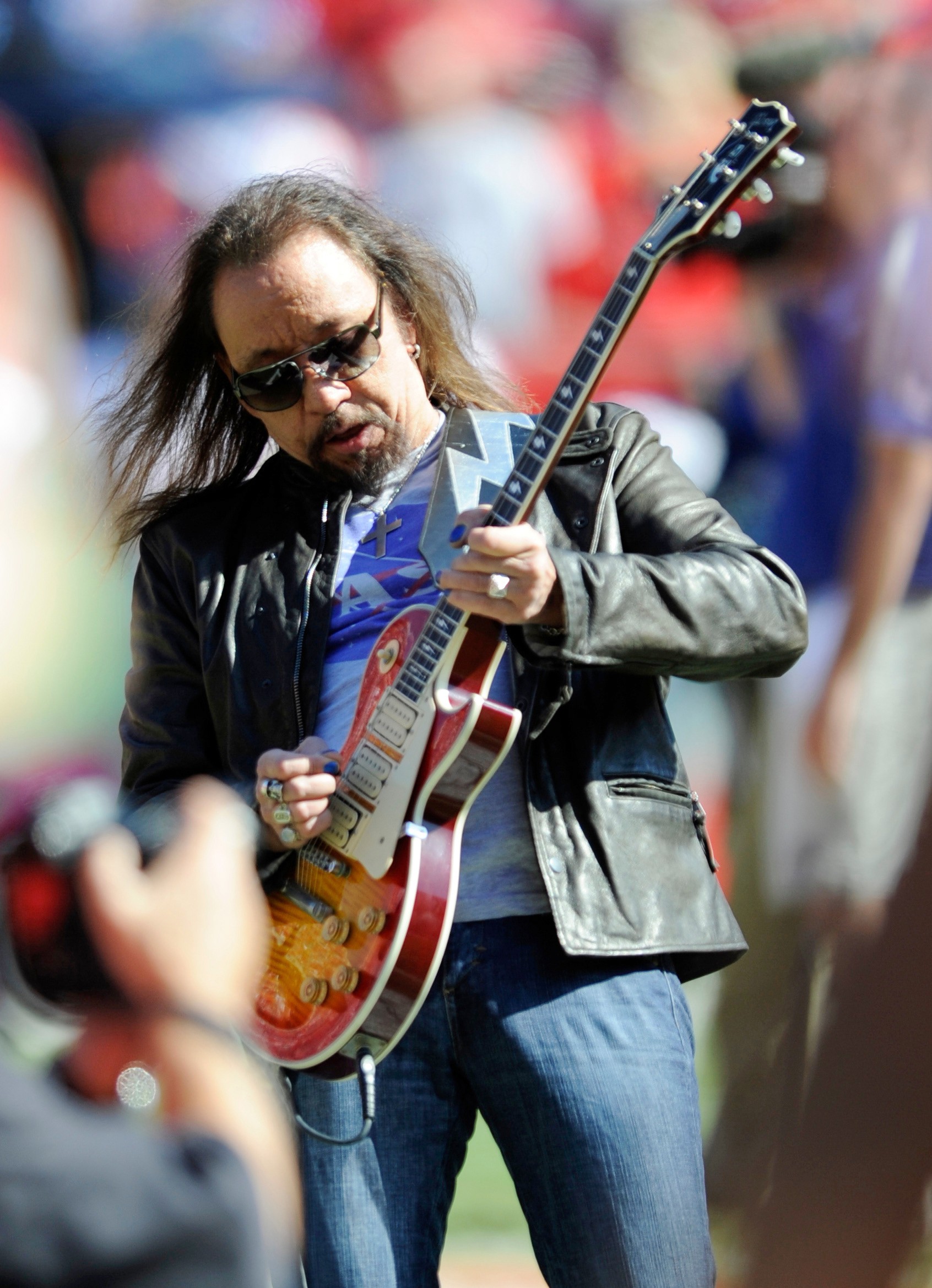 Gene Simmons e ex-membros do Kiss homenageiam Ace Frehley, morto aos 74: 'Estamos devastados'