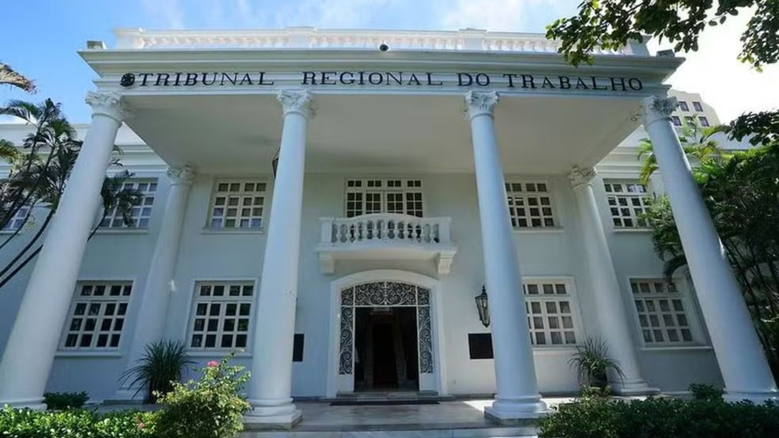 Atualização: Justiça manda reintegrar 22 funcionários demitidos por motivo eleitoral no Ceará