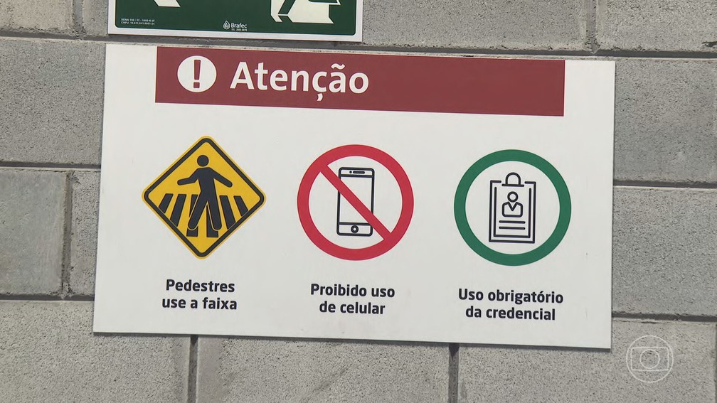 Uso do celular ser proibido em pontos do terminal de cargas do aeroporto de Guarulhos — Foto: JN