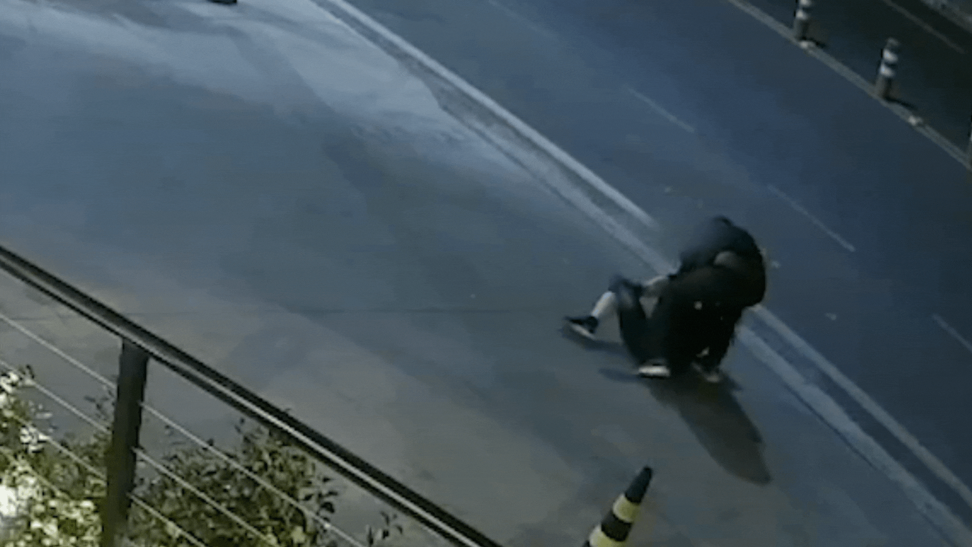 VÍDEO: Frentista é salva por testemunha ao ser estrangulada pelo marido em MG