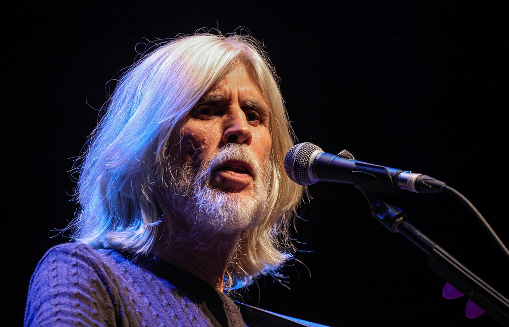 Falante, Oswaldo Montenegro percorre trilhas e imagens de 50 anos de  estrada em show feito com os pés no chão | G1