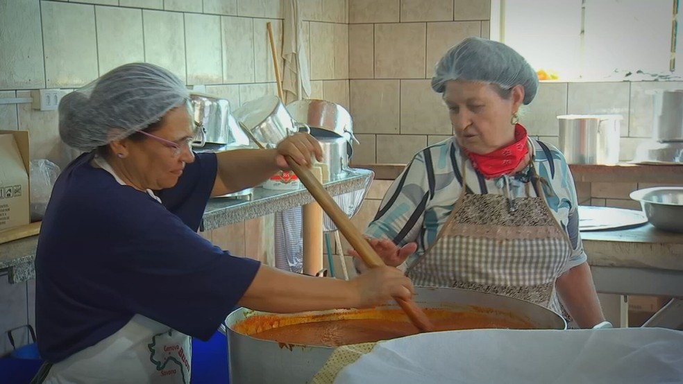 Antonieta Martino Vallone, de quase 90 anos, comanda a macarronada de São Donato — Foto: Reprodução/TV TEM