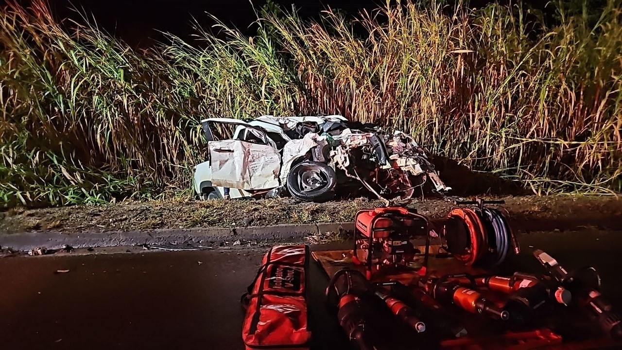 Duas pessoas morrem em acidente entre carreta e carros na BR-101 em Linhares