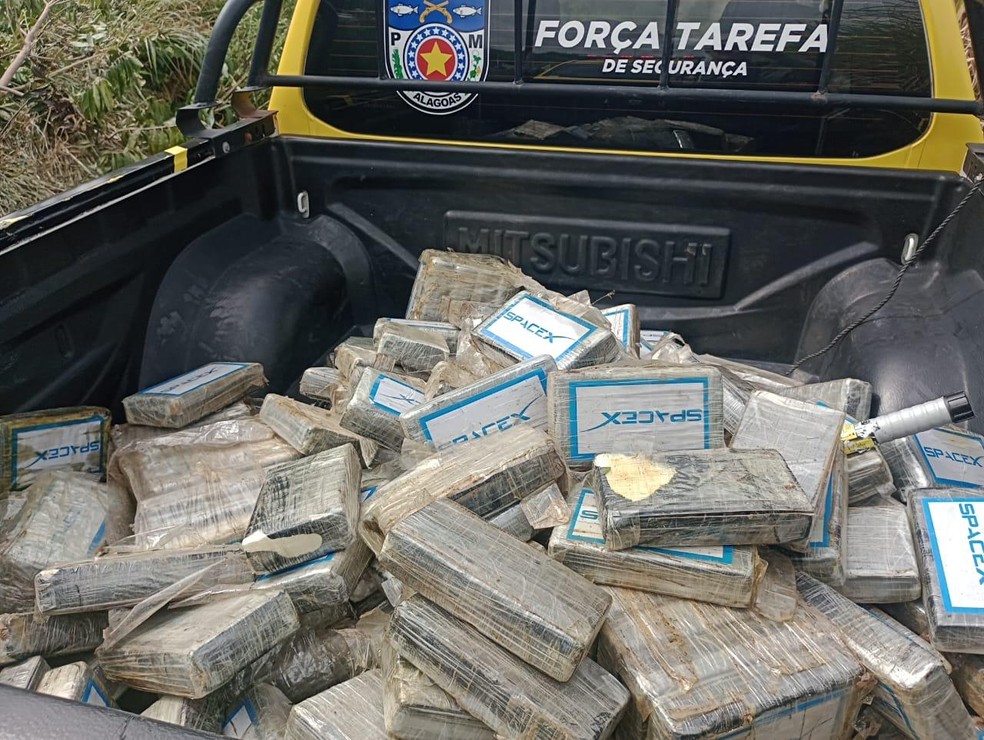Tabletes ocuparam toda caçamba da viatura da Polícia Militar — Foto: PMAL