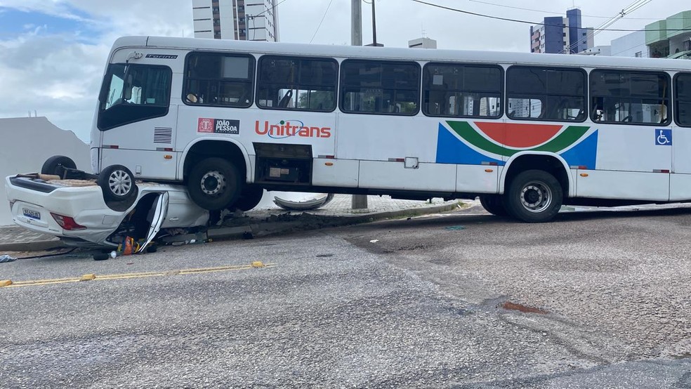 Carro fica embaixo de ônibus do transporte público de João Pessoa após acidente — Foto: Silvia Torres/TV Cabo Branco