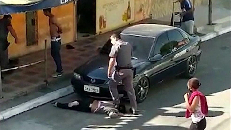 PM de São Paulo afasta policial que pisou no pescoço de mulher negra