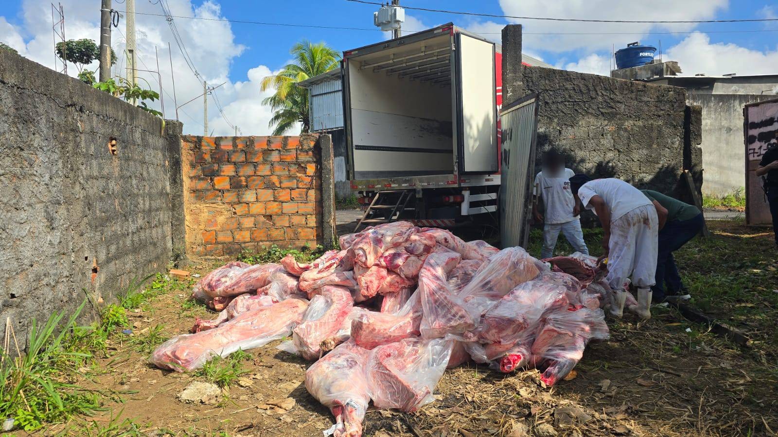 Funcionários são resgatados após serem mantidos reféns em baú de caminhão roubado em Salvador