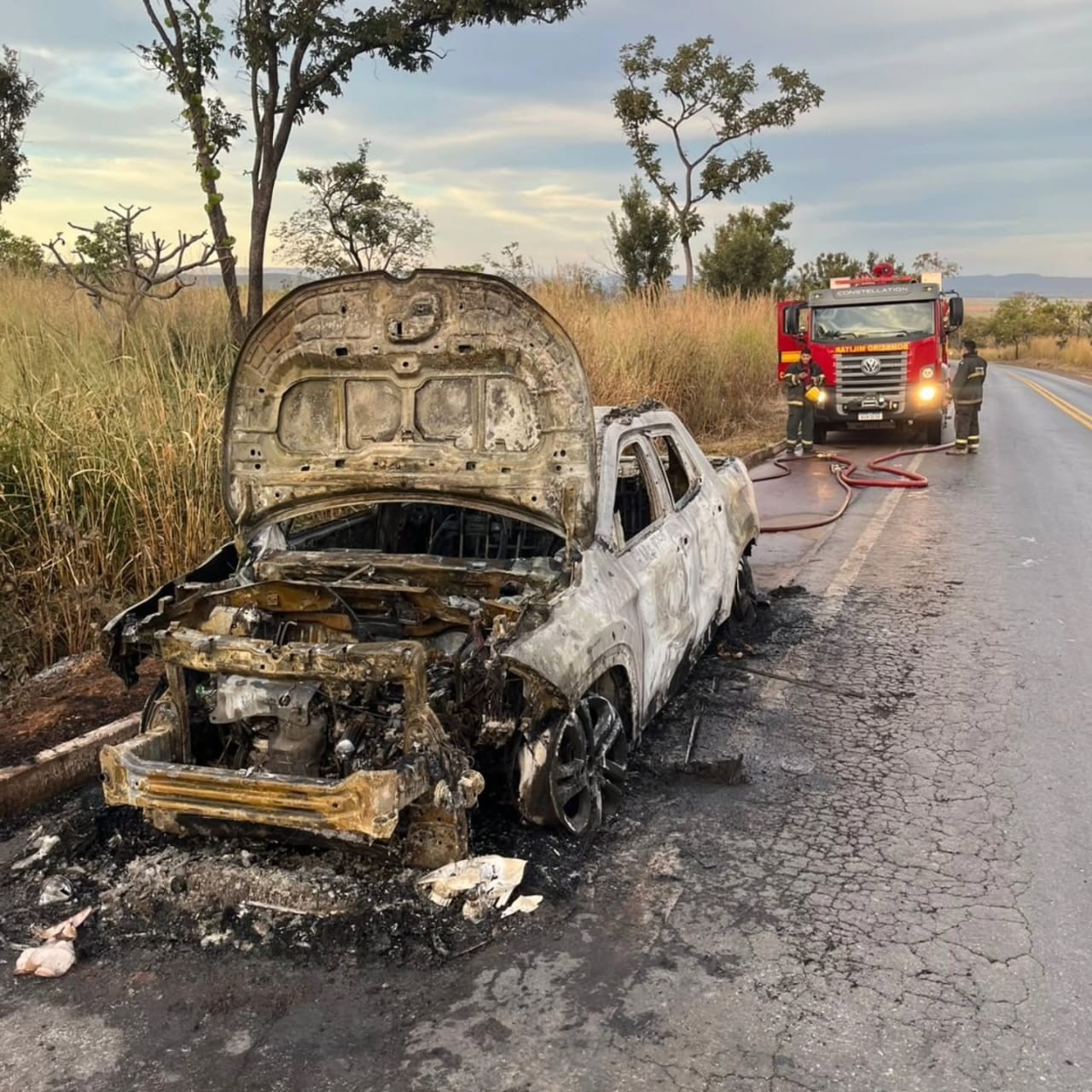 Carro pega fogo e fica destruído na BR-365 após motorista sentir cheiro de queimado; VÍDEO