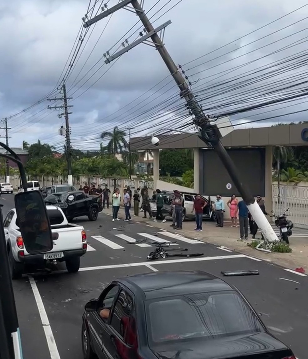 Picape atingiu carro e causou acidente na Avenida Coronel Teixeira, em Manaus. — Foto: Reprodução/Rede Amazônica
