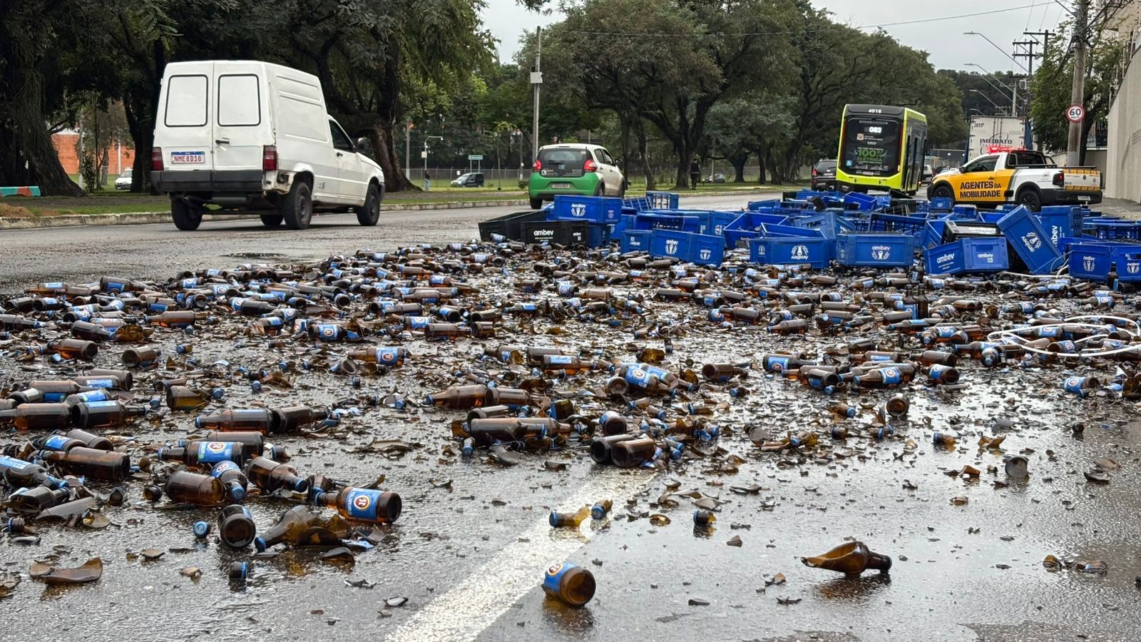 Carga de caminhão de cerveja cai na pista e causa lentidão em avenida de São José dos Campos