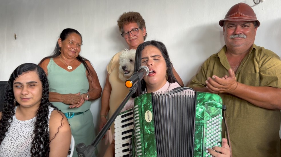 Alm de escrever, Jaqueline tambm toca sanfona, teclado e outros instrumentos musicais  Foto: Pedro Jnior/TV Cabo Branco