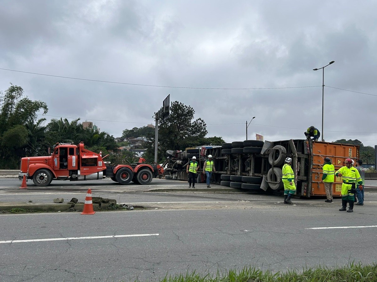 Carreta carregada de resina tomba e bloqueia BR-101 em Joinville
