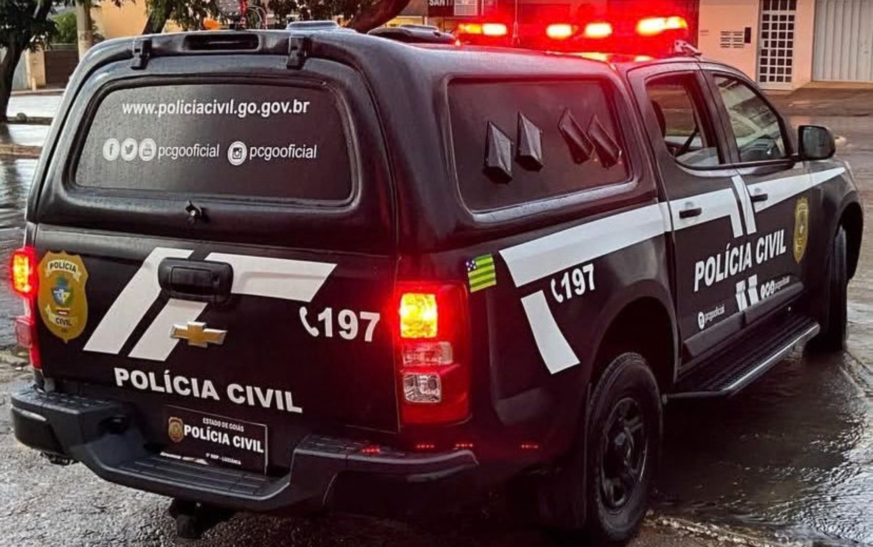 Homem mata o próprio irmão e enterra no quintal da casa, diz polícia