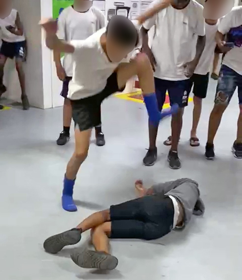 Momento em que um aluno dá um pisão na cabeça de outro — Foto: Reprodução/TV Globo