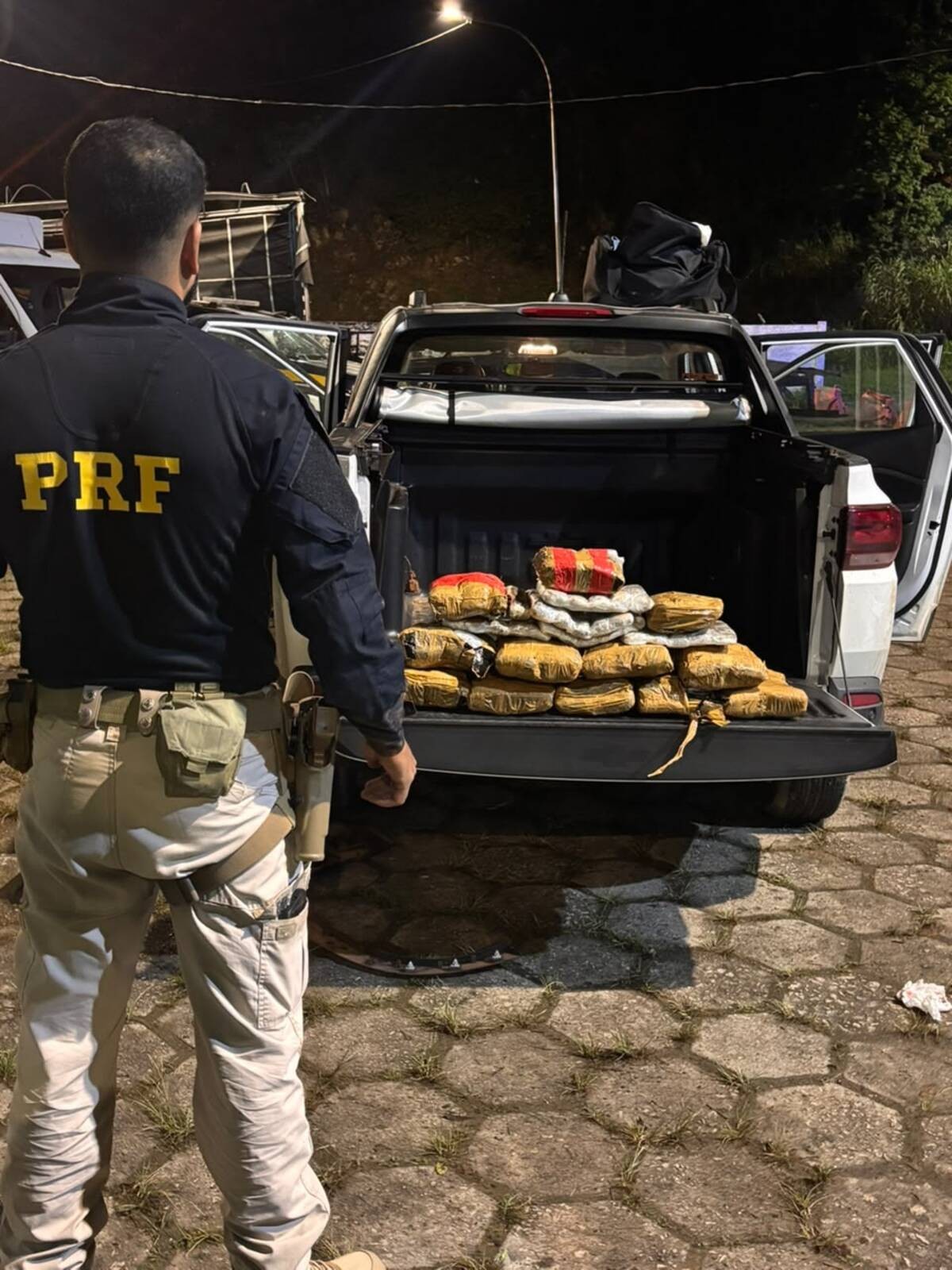 Jovem é preso com 26 kg de haxixe após tentar fugir na Via Dutra, em Piraí