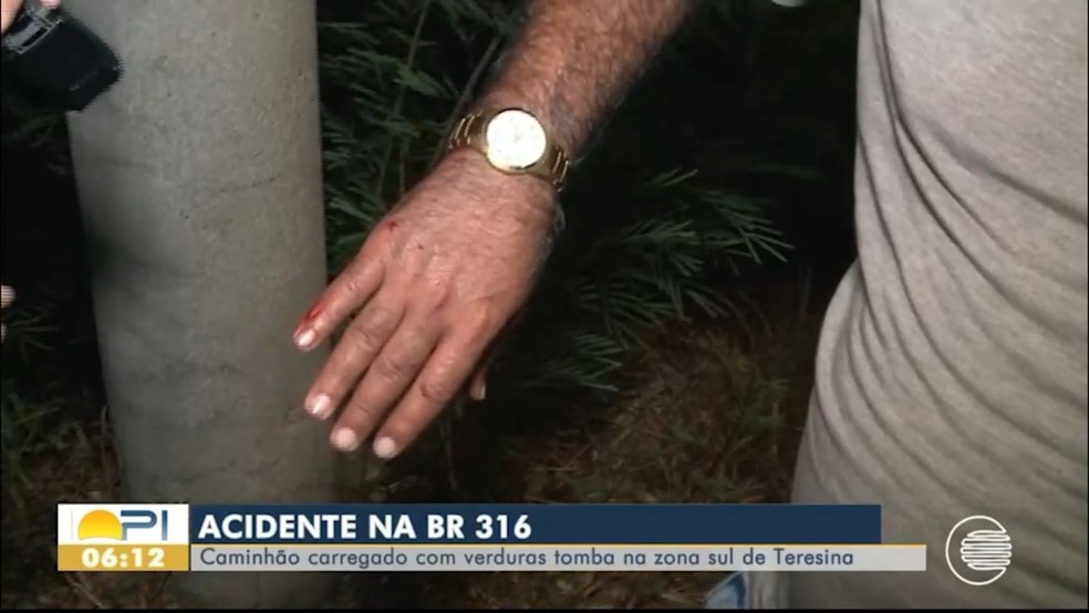 Caminhão carregado com verduras tomba na BR-316 após pneu estourar; 'susto grande', relata o motorista — Foto: Reprodução