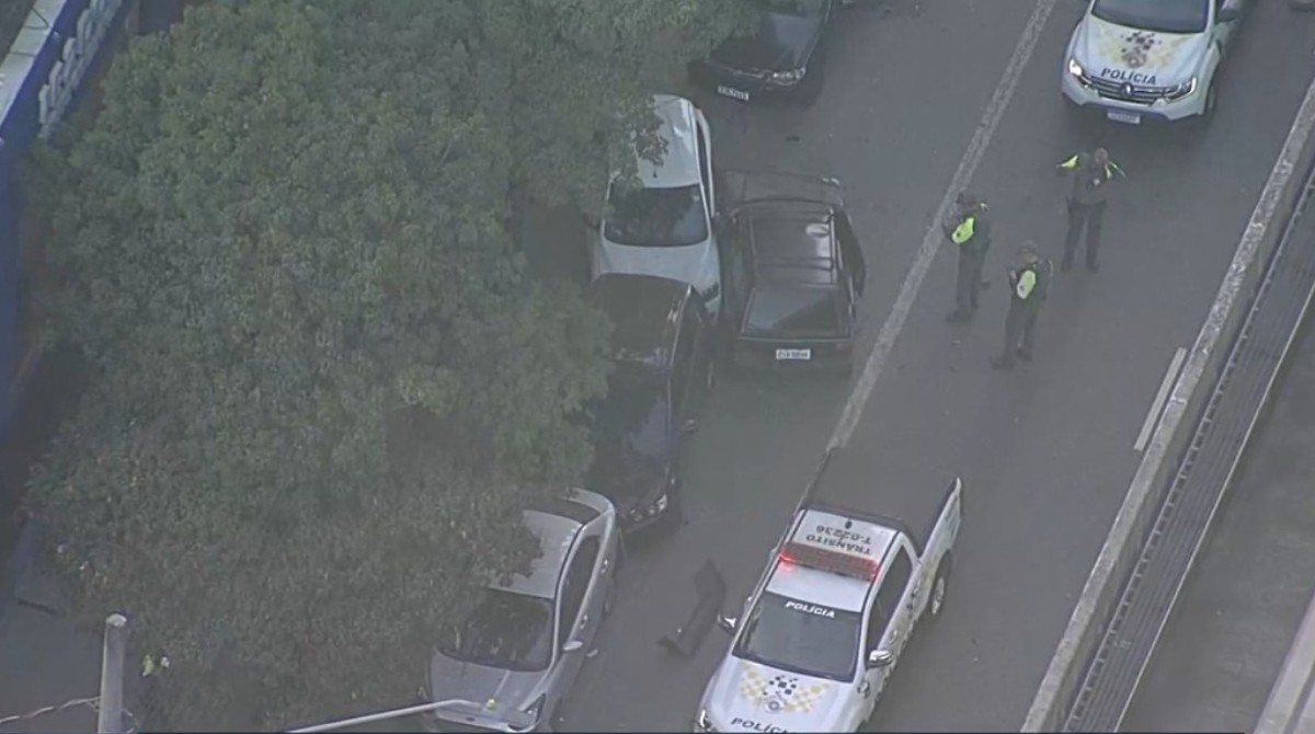 Motorista bate em outros seis carros estacionados e foge abandonando o seu veículo na Zona Leste de SP