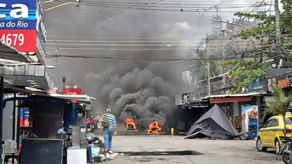 Barricada em chamas na Maré — Foto: Reprodução