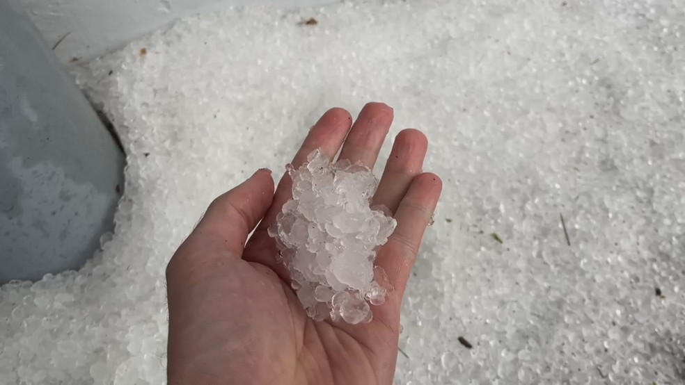 Gelo cobriu as ruas de Caxias do Sul após queda de granizo — Foto: Reprodução/RBS TV