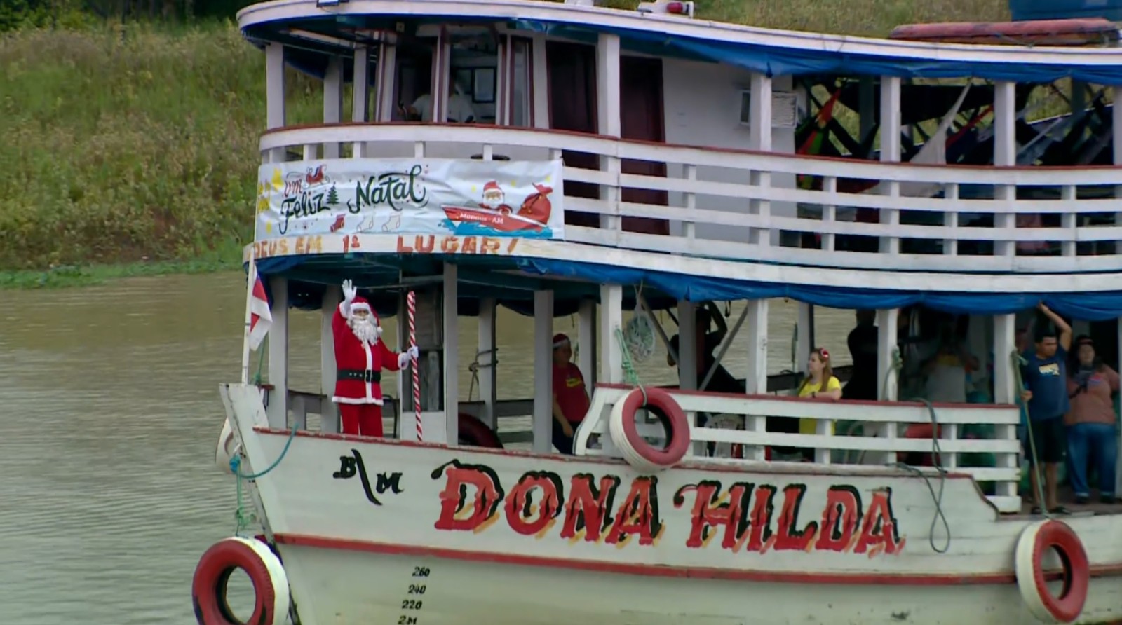 Papai Noel ribeirinho leva presentes à comunidades da Amazônia há 27 anos