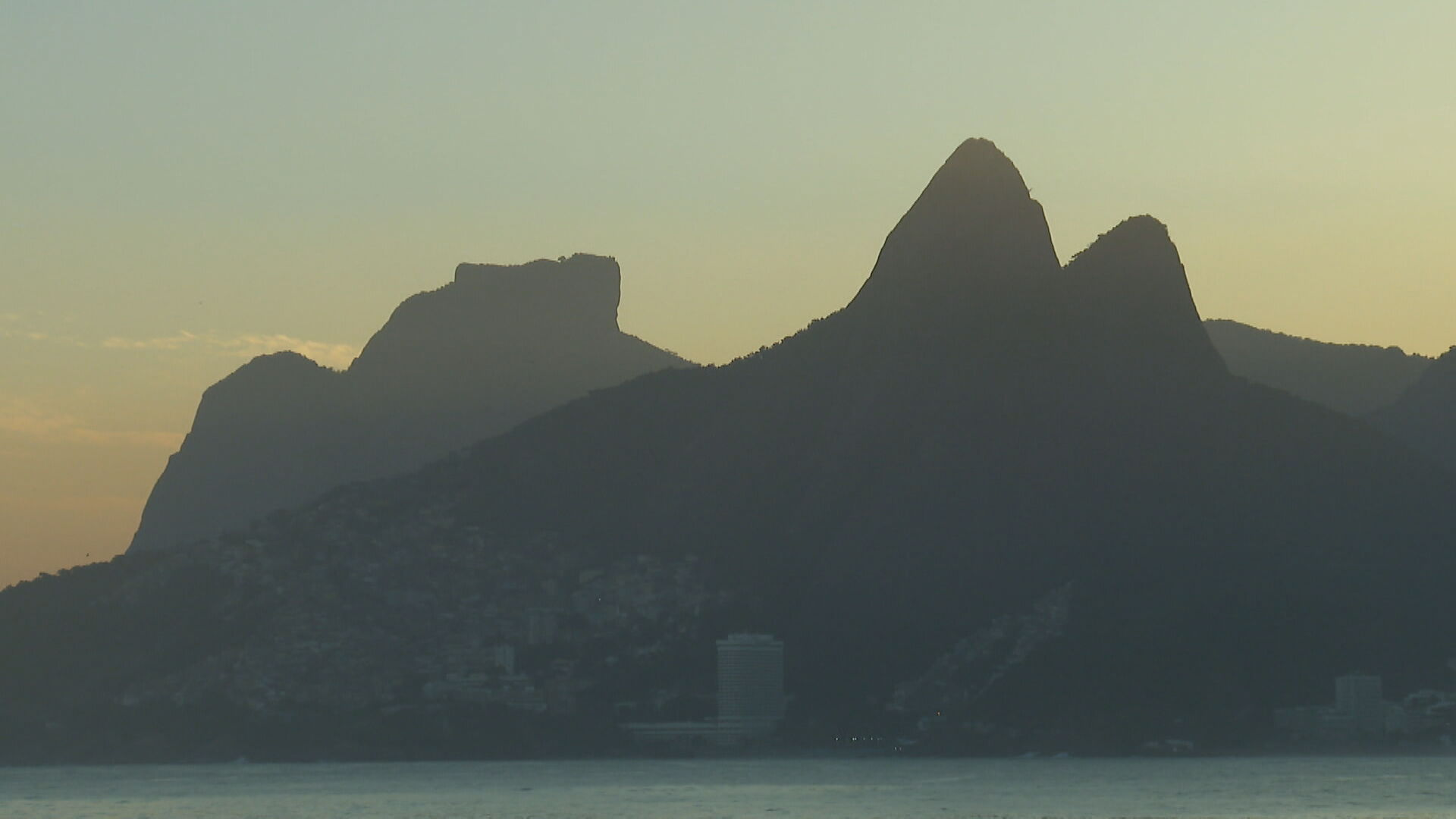 Fãs 'enxergam' silhueta de Madonna na paisagem carioca: 'Morro Dois Irmãos é o sutiã de cone'