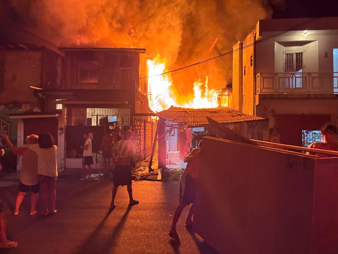 Incêndio destrói residências no bairro Guamá, em Belém; VÍDEO
