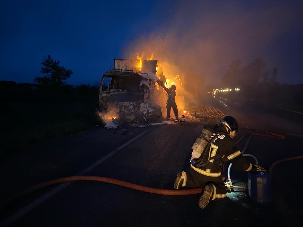 Homem é carbonizado em batida entre carro e caminhão na Bahia