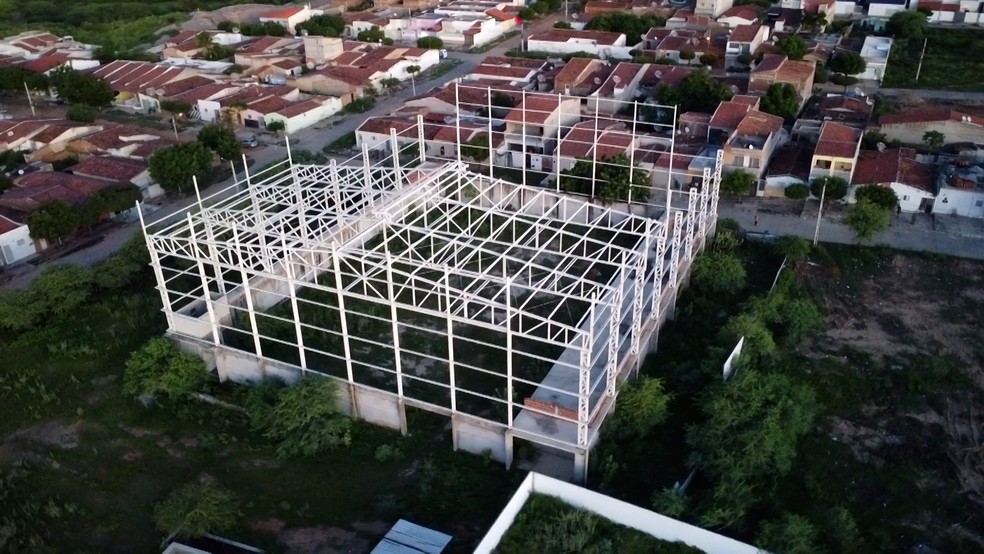 No Centro de Inicia��o ao Esporte, ficou s� a estrutura � Foto: TV Cabo Branco/Reprodu��o