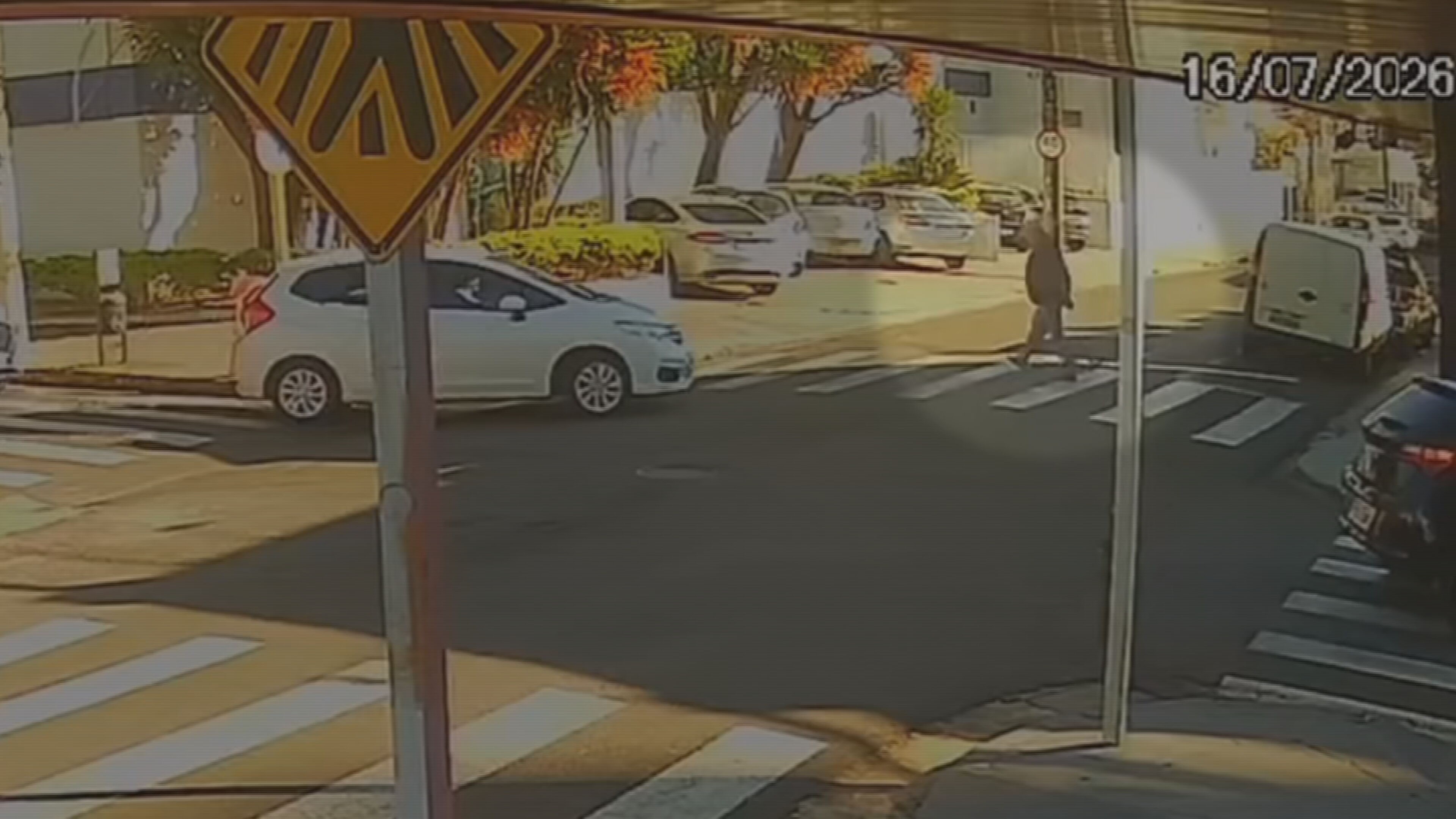 VÍDEO: idoso é atropelado enquanto atravessava na faixa de pedestres em Botucatu