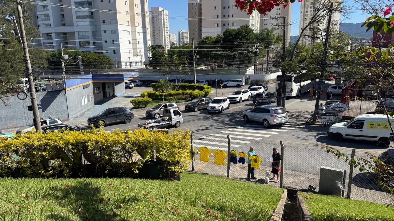Trânsito fica intenso em vias de Mogi das Cruzes antes de Brasil x Japão pela Copa do Mundo