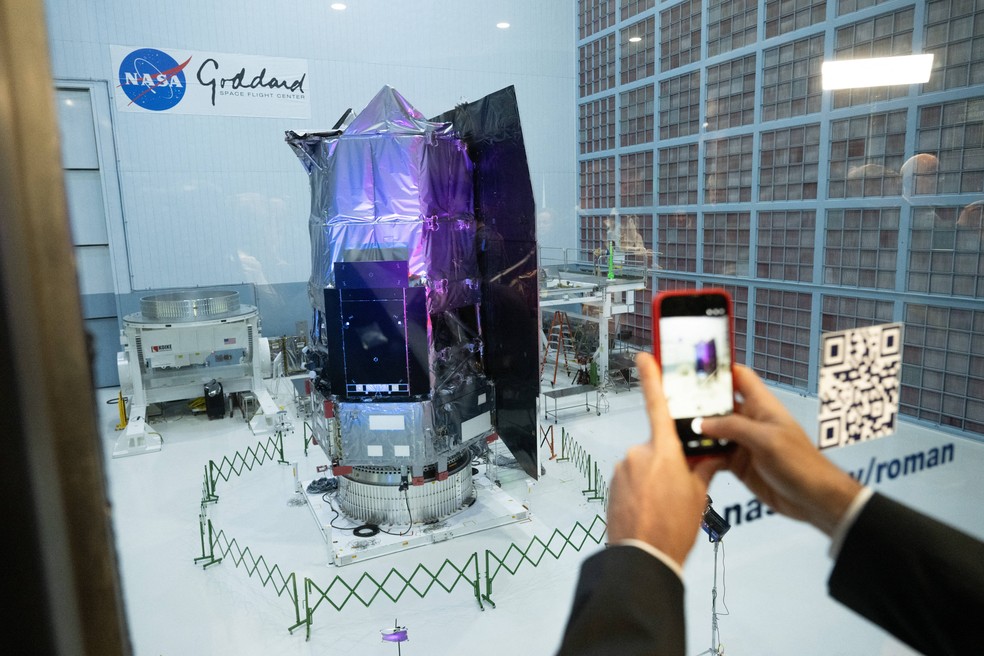 Telescópio Espacial Nancy Grace Roman, durante sua apresentação ao público no Centro de Voos Espaciais Goddard da NASA, em Greenbelt, Maryland, em 21 de abril de 2026 — Foto: SAUL LOEB / AFP