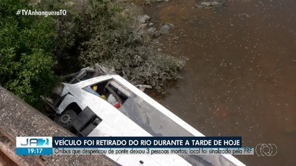 Ônibus que caiu de ponte de deixou mortos no sul de estado é retirado de rio