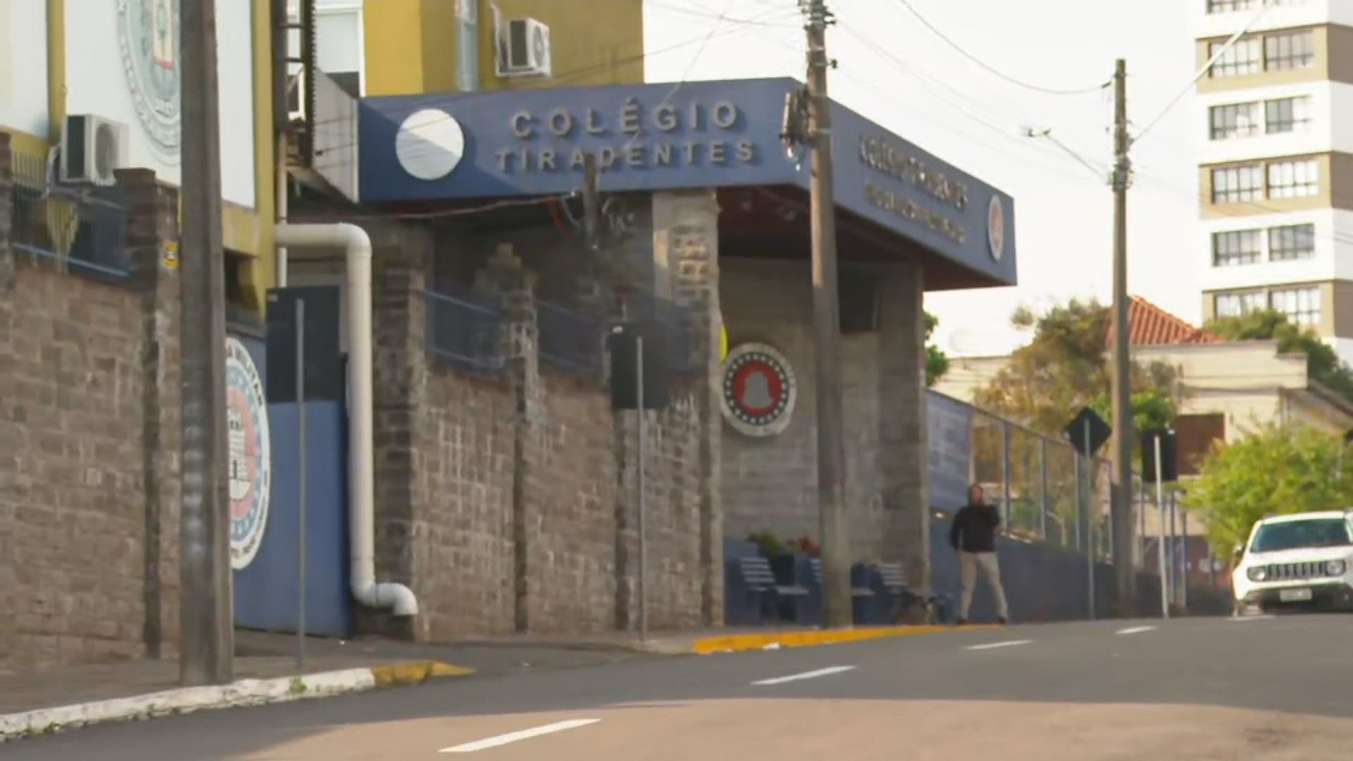 Motorista foge após atropelar estudantes de 16 e 17 anos em faixa de segurança próxima a escola em Passo Fundo