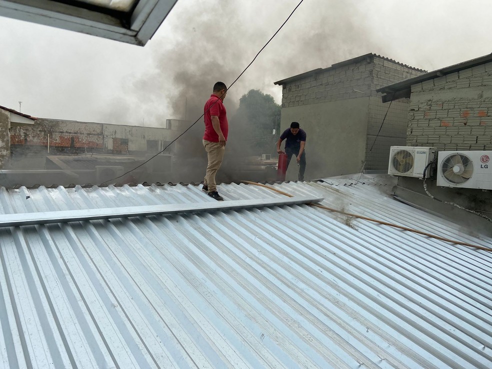 Incêndio em teto de hospital — Foto: Reprodução