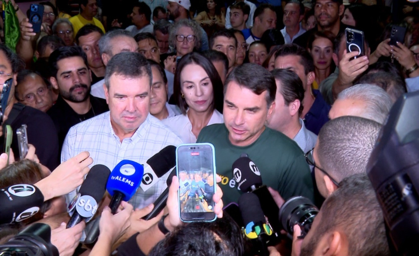 Flávio Bolsonaro diz que Azambuja tem vaga ao Senado pelo PL, mesmo com aval de Bolsonaro a Pollon em MS
