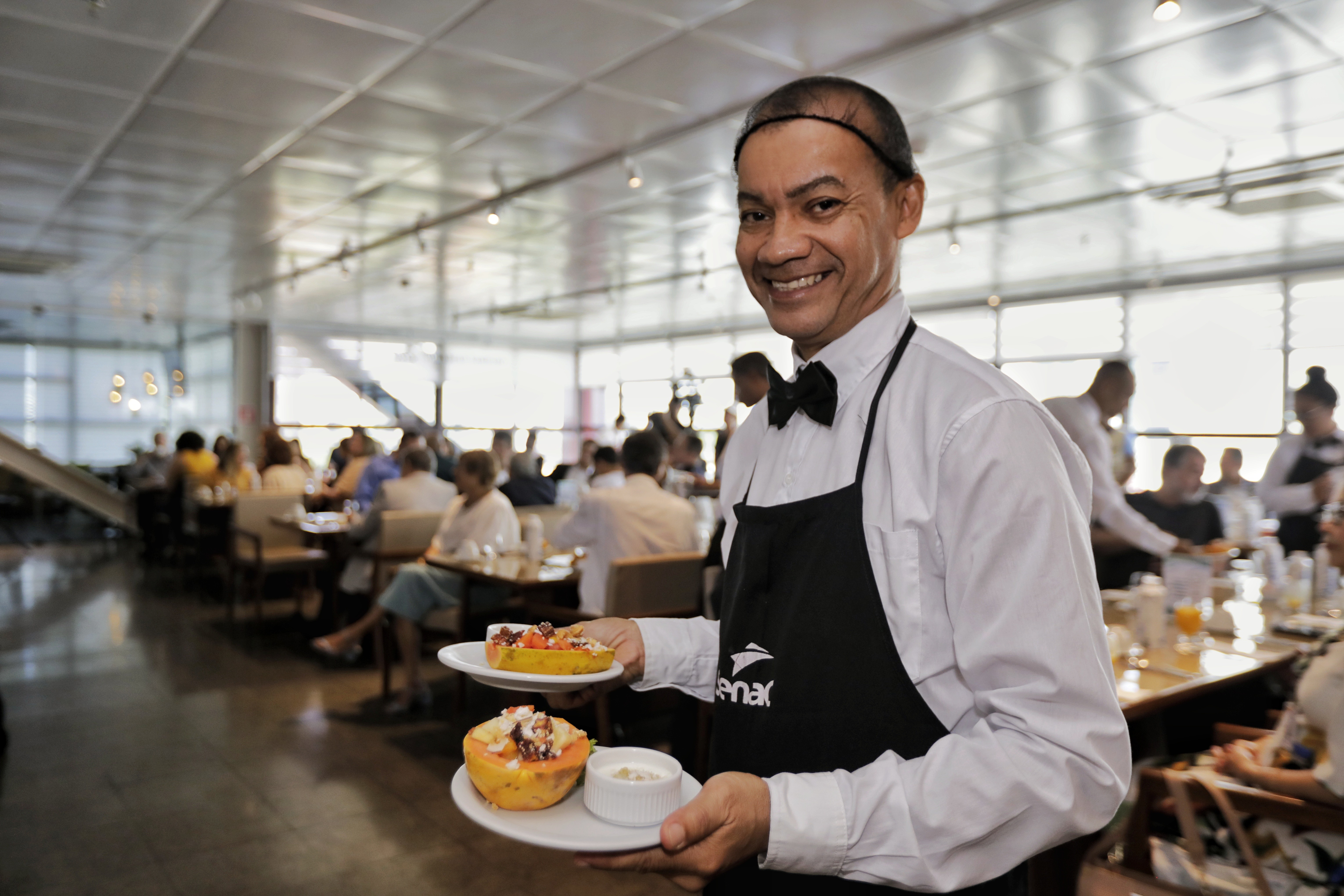 Senac Bahia oferece 160 vagas para curso gratuito de garçom em Salvador