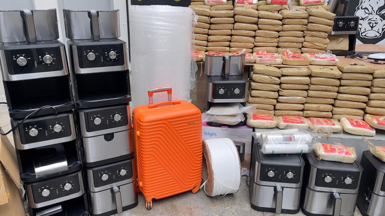 Dupla é presa com mais de 600 kg de maconha escondida em air-fryers em Manaus
