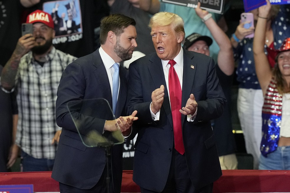 Comício em Michegan foi o primeiro evento de campanha de Trump com J.D. Vance, candidato à vice-presidência — Foto: Carlos Osorio/AP