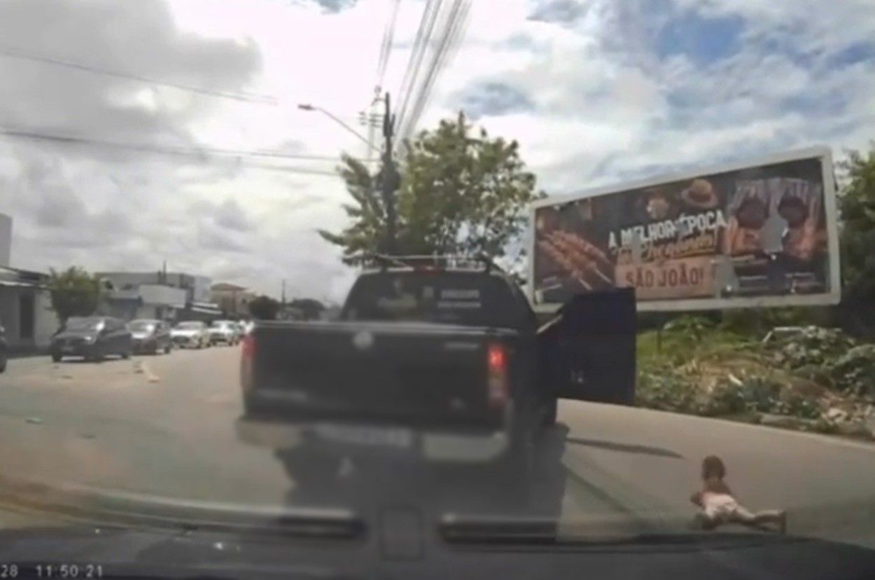 Criança cai de caminhonete em movimento em João Pessoa; VÍDEO