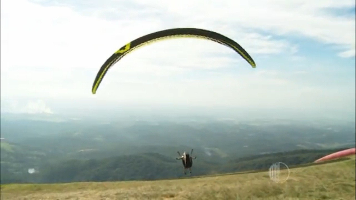Homem cai de uma altura de 30 metros enquanto saltava de parapente em Mogi das Cruzes