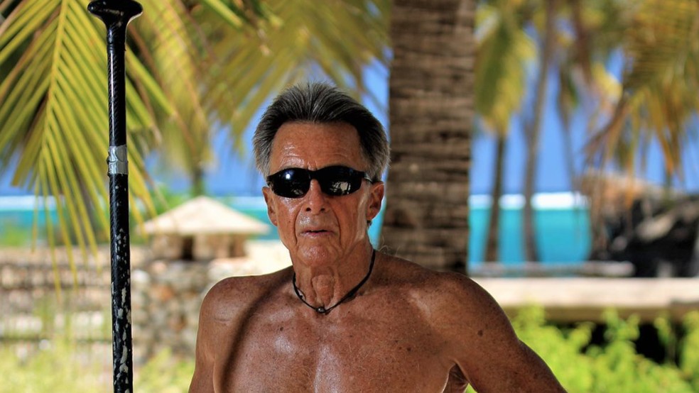 Felipe Pomar: aos 82 anos, o surfista veterano continua pegando ondas e divulga a importância de um estilo de vida saudável — Foto: Divulgação