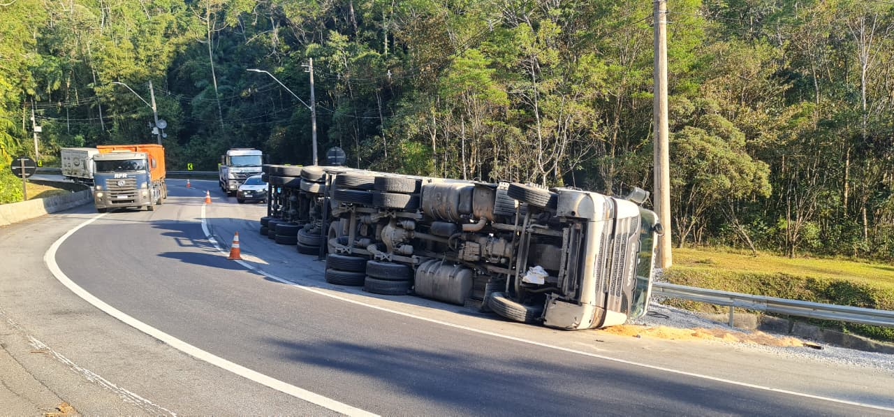 Carreta tomba na descida da serra da Rodovia dos Tamoios, em Caraguatatuba